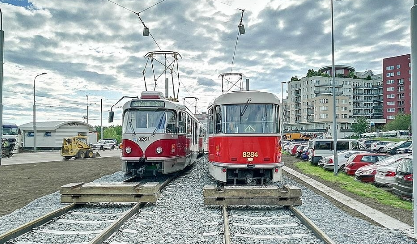 stojící služební tramvaje na trati, která je v rekonstrukci