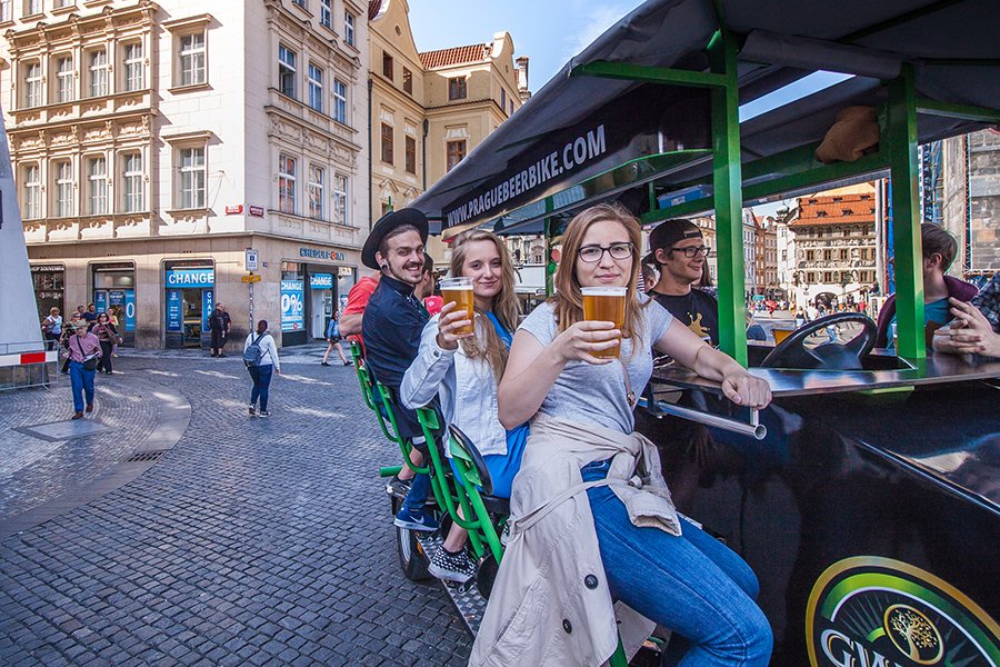 foto pivního kola v Praze se zákazníky s půllitry v ruce