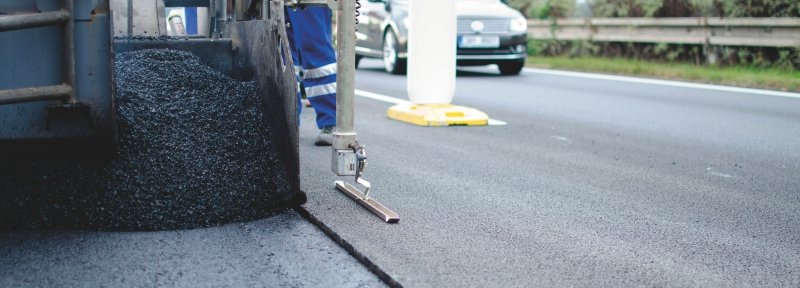pokrývání vozovky nízkohlučným asfaltem
