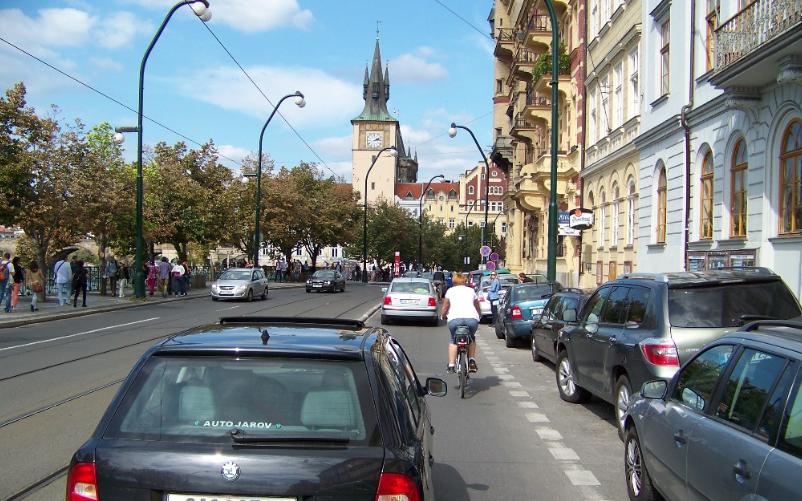 cyklistka předjížděná v Praze auty