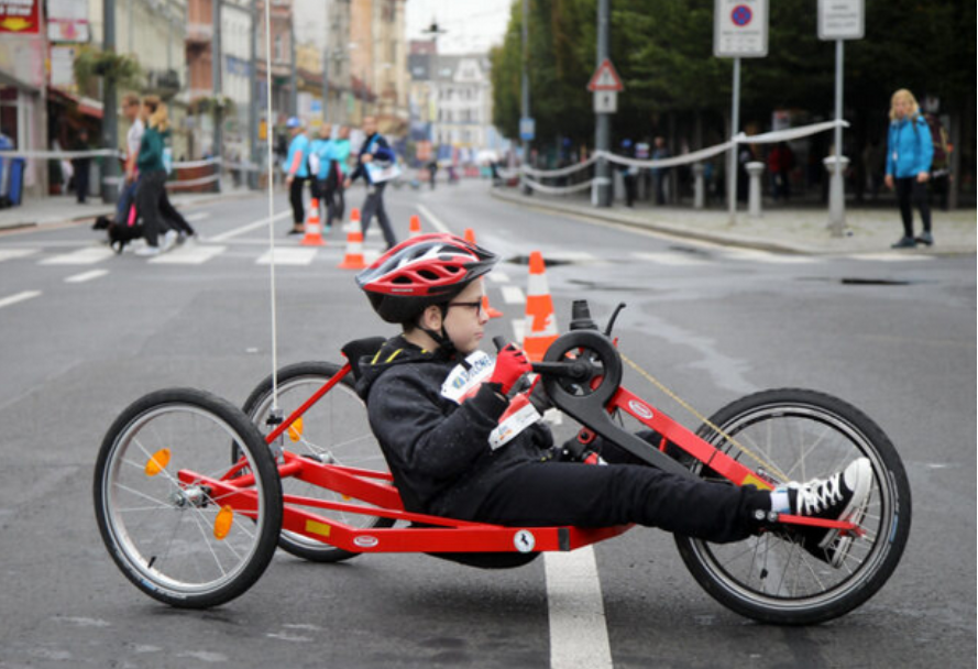 hanbike řízený malým cyklistou s handicapem - foto