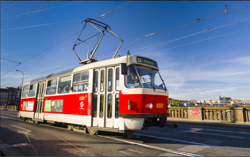 pražská tramvaj jedoucí přes most