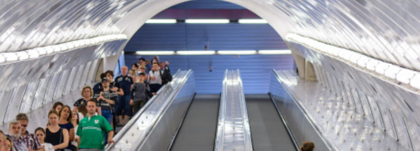 foto lidí jedoucích na eskalátorech v metru