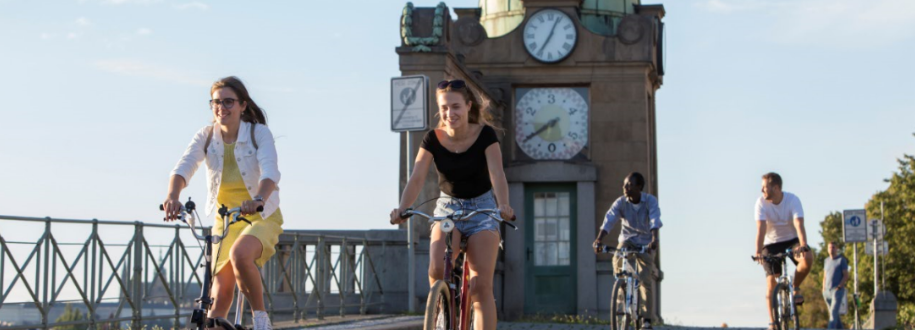 4 cyklisté jedoucí v Praze