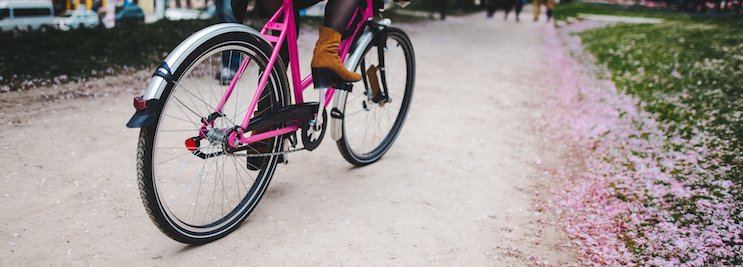 foto jezdce na kole během jízdy na růžovém kole firmy Rekola