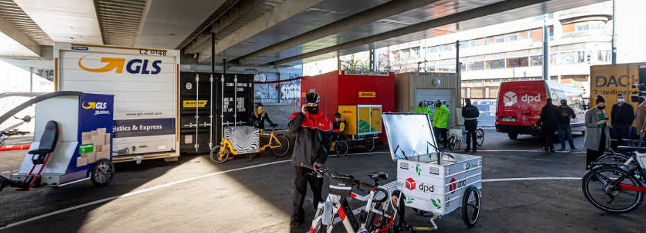 foto kurýrů na nákladních e-kolech v depu na Florenci