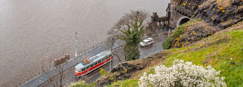 foto Vyšehradského tunelu, z nějž vyjíždí tramvaj