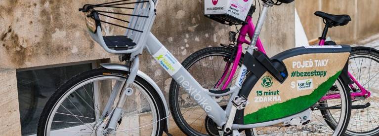 foto bicyklů Nextbike a Rekola vedle sebe