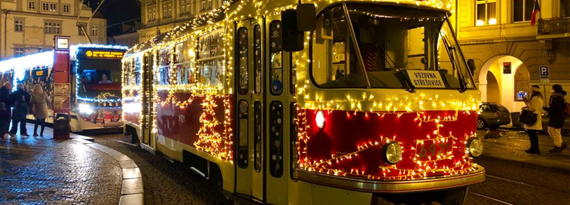 foto slavnostně vyzdobených vánočních tramvají