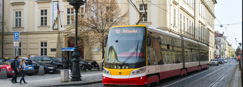 foto pražské tramvaje stojící na zastávce