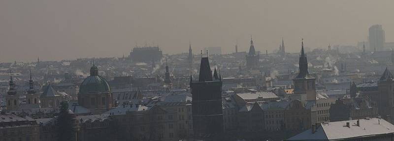 foto Prahy ponořené do mlhy a smogu