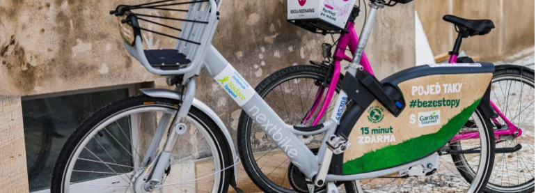 foto kol provozovatelů NextBike a Rekola