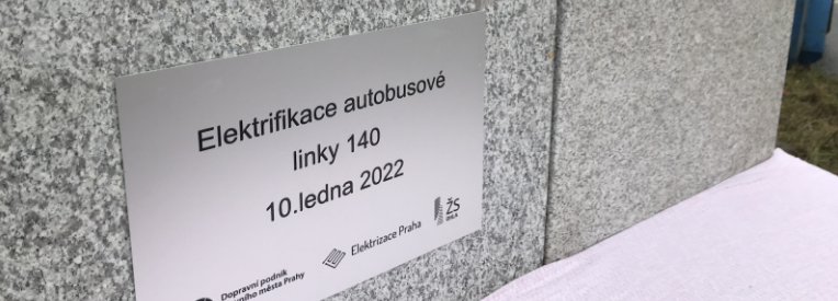 foto pamětní desky s textem: "10. 1. 1022 elektrifikace autobusové linky č. 140"