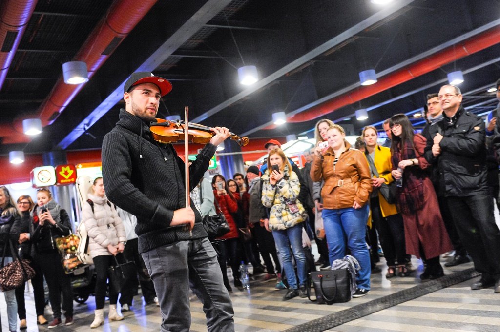 hráč na housle v metru