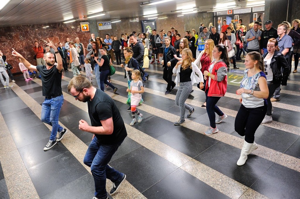 tancující lidé - momentka z loňského ročníku