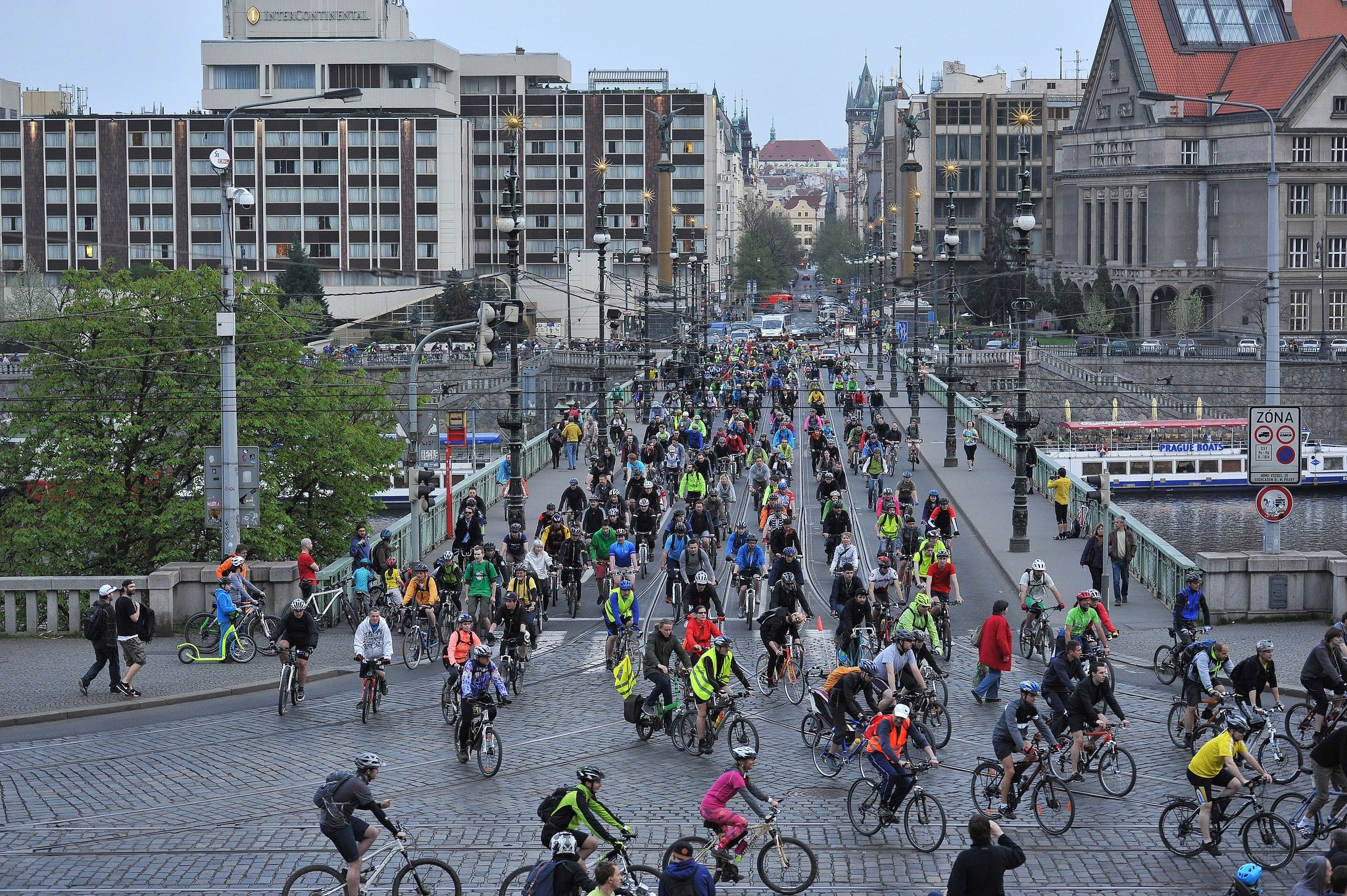 Velké množství cyklistů vcentru Prahy při minulé cyklojízdě