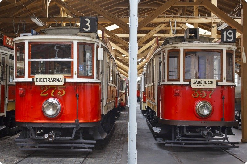 dvě historické tramvaje v muzeu