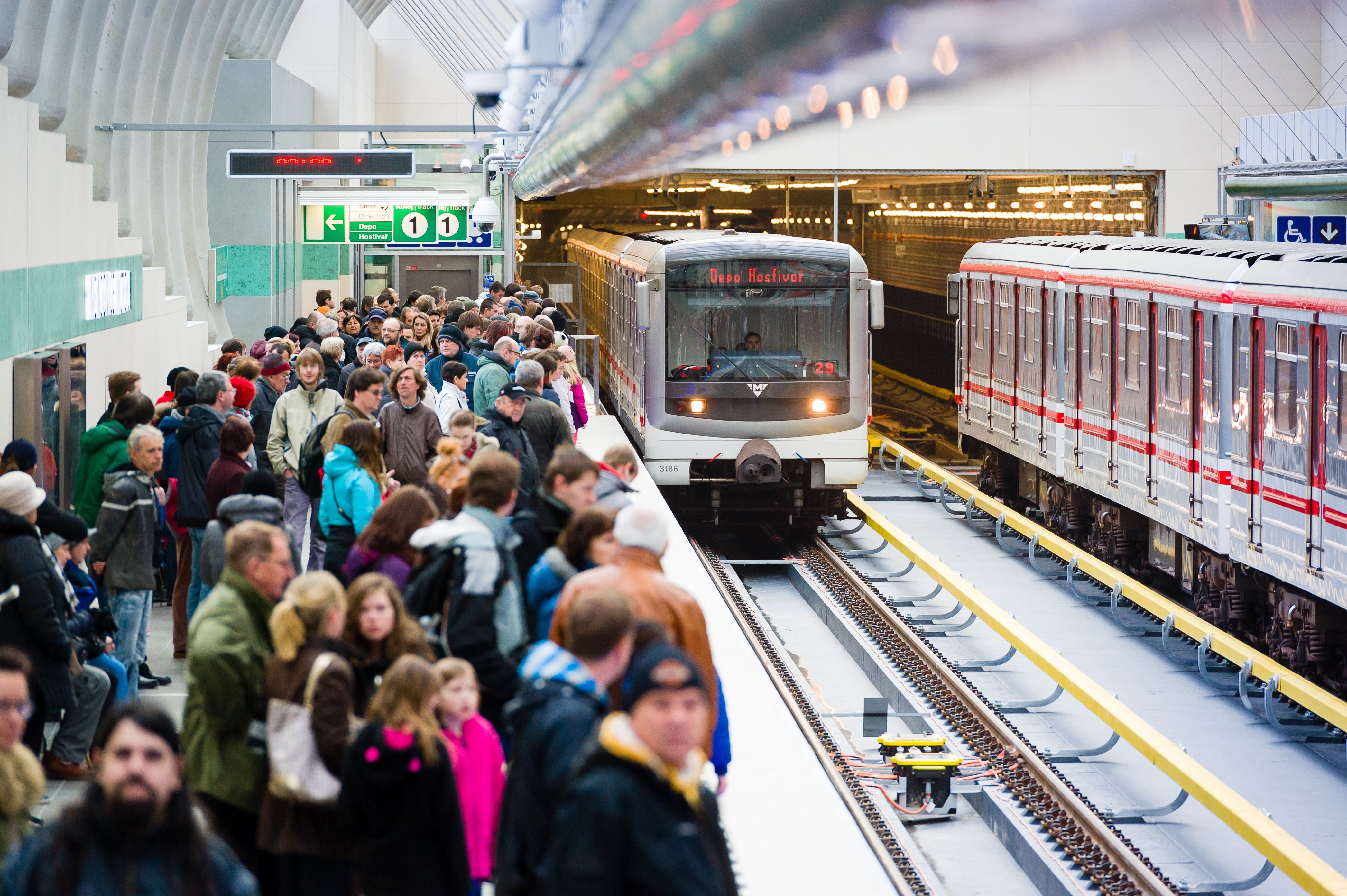 zastávka metra se spoustou čekajícíh pasažérů