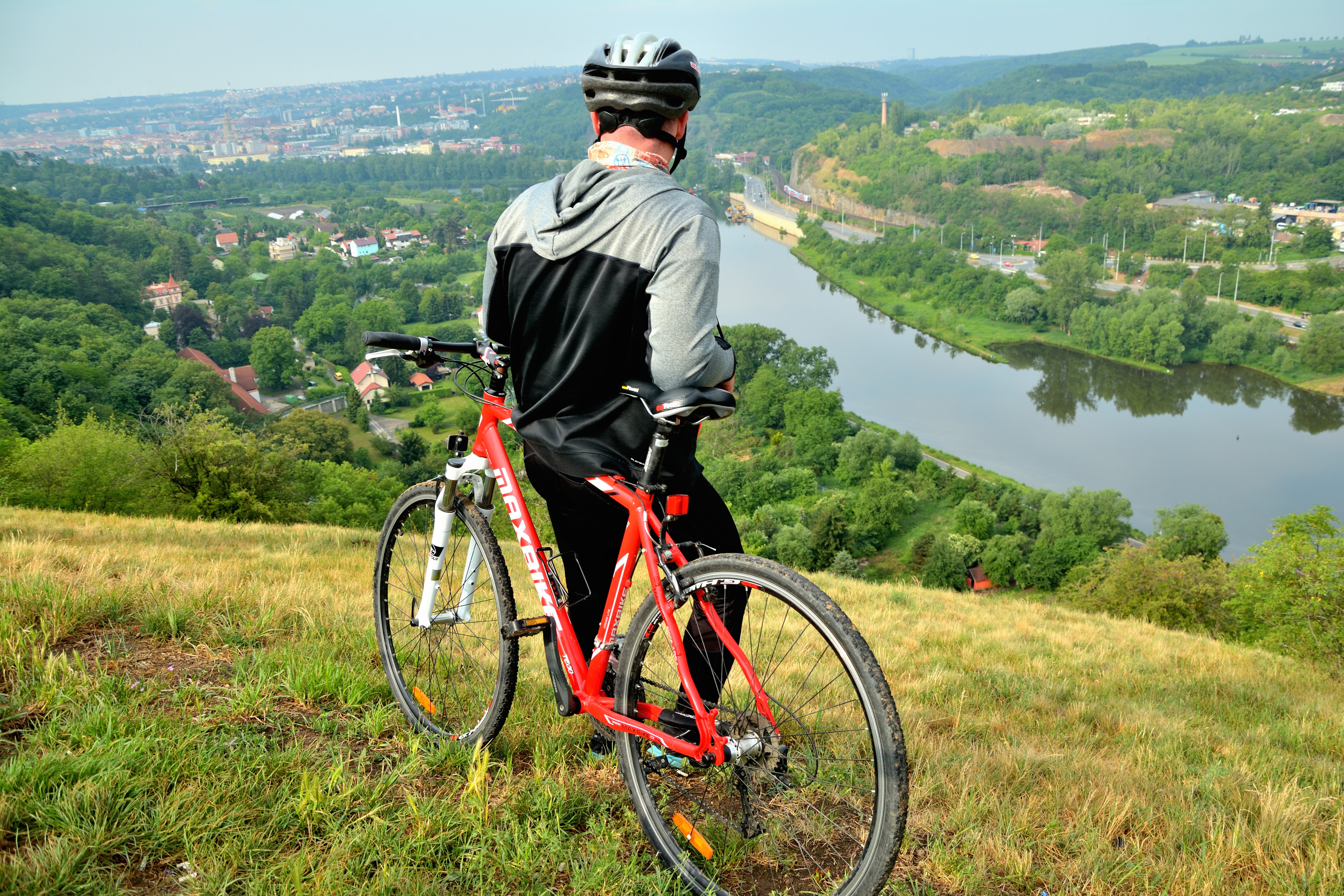 Cyklista shlížející z místa podél EV7 na Vltavu