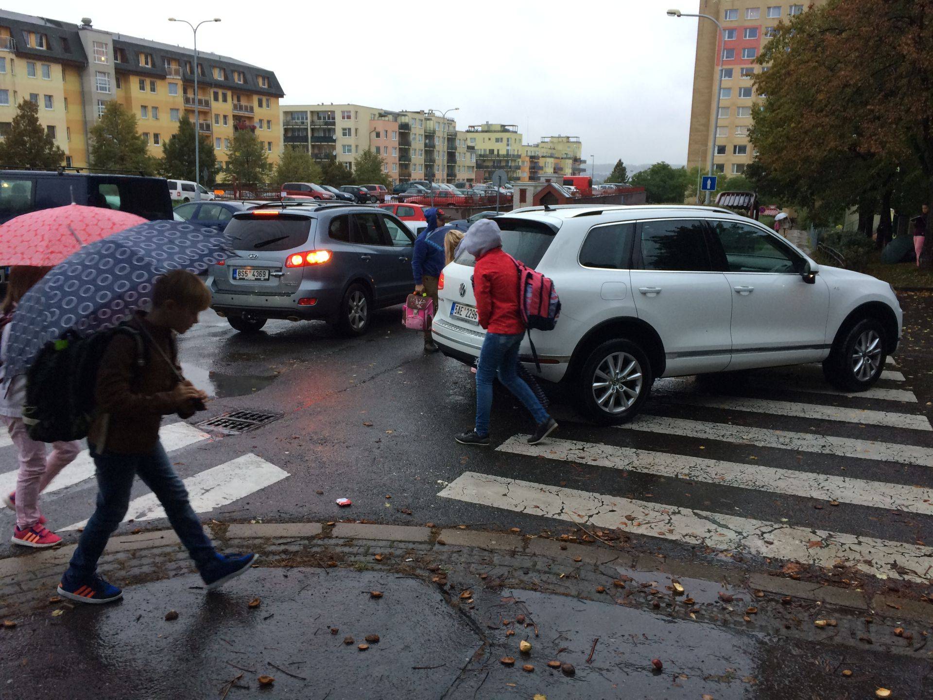 ranní dopravní chaos před školou