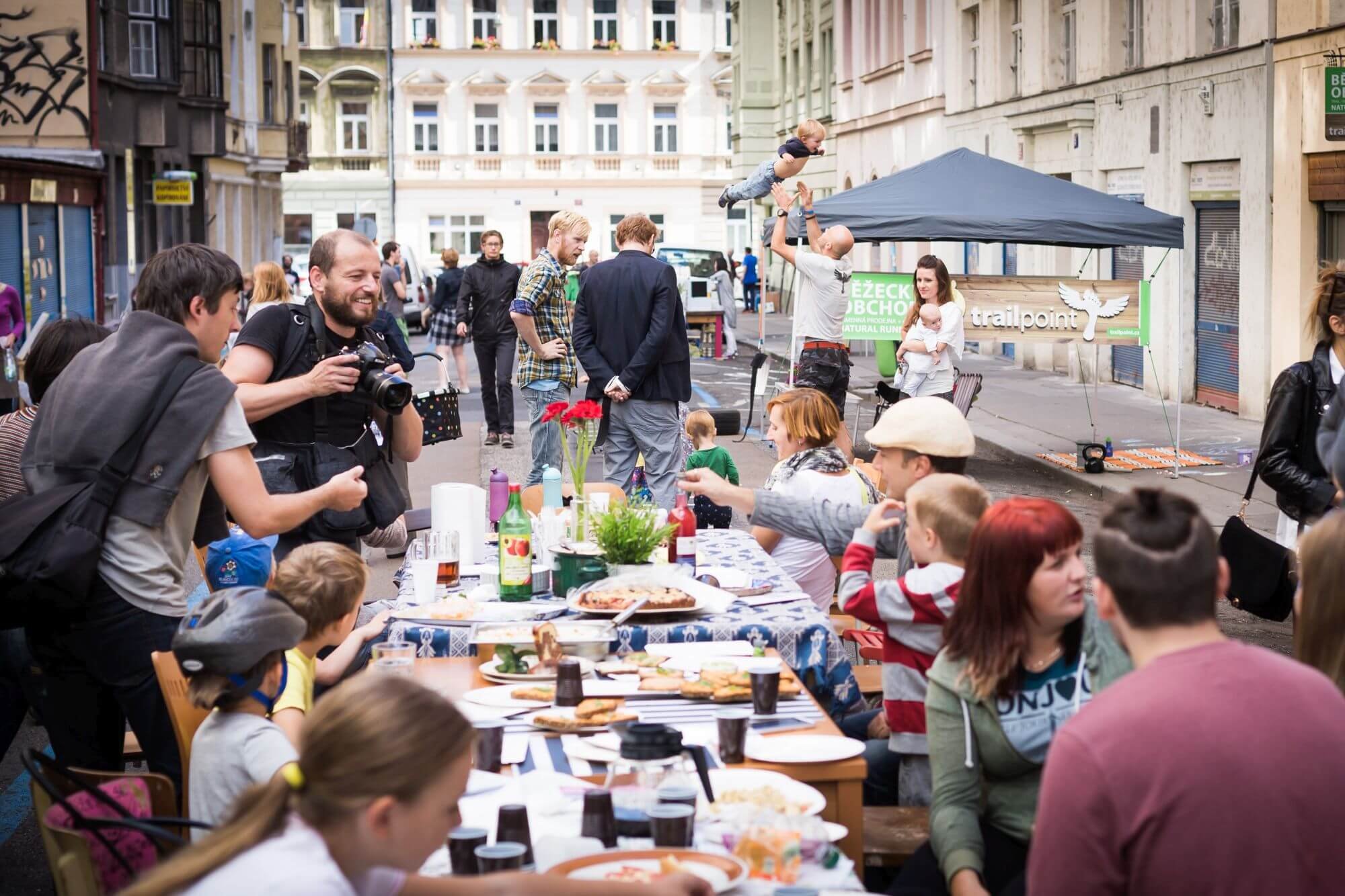 momentka ze sousedských slavností Zažít město jinak