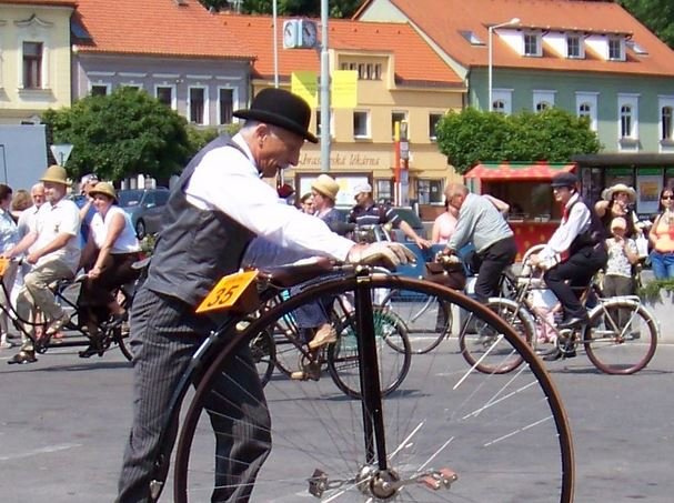 muž naskakuje na vysoké kolo