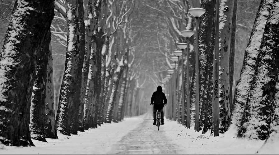 cyklista v zimě, na vozovce sníh