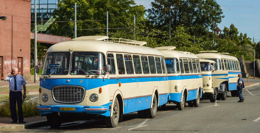 FOTO HISTORICKÉHO AUTOBUSU