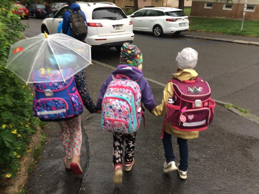 foto dětí, které jdou společně pěšky do školy