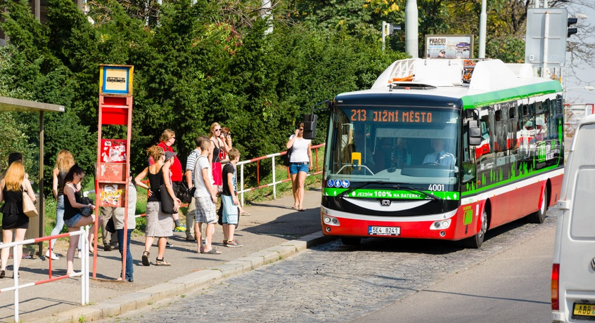 foto elektrobusu na zastávce