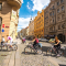 cyklisté a zaparkovaná auta v Praze