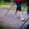 nohy a spodní části holí chodců nordic walking