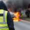 žluté vesty ve Francii protestují - hasiči na ulici likvidují oheň