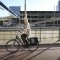cyklistka jedoucí na kole ve městě