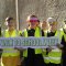 děti-účastníci irského programu s transparentem "Walk to school week"