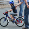 fotografie - malé dítě jede na kole