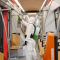 foto: pracovník v ochranném oděvu dezinfikuje tramvaj