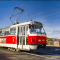pražská tramvaj jedoucí přes most