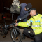 policista radí cyklistce, jak má vypadat správné osvětlení kola. Foto z minulého ročníku. 