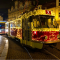foto slavnostně vyzdobených vánočních tramvají