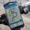 aplikace Na kole Prahou v mobilním telefonu připevněném na řídítka kola