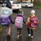 foto dětí, které jdou společně pěšky do školy