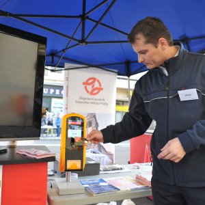 Platba jízdenky platební kartou přímo v tramvaji - stánek Dopravního podniku hl. m. Prahy