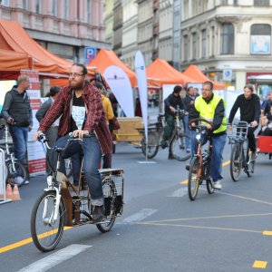 Spanilá jízda nákladních kol završila celodenní výstavu speciálně upravených kol.