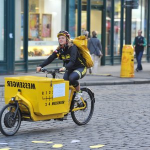 Messenger rozváží zásilky po centru Prahy převážně na "cargokolech"