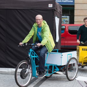 Cyklista řídící nákladní kolo Čistou stopou Prahou