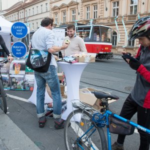 Předávání odměn úspěšným cyklistům v soutěži Na kole Prahou
