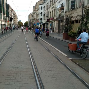 Tahle ulice kdysi byla plná aut - teď patří pěším, cyklistům a MHD