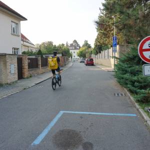 Vjezd do školní ulice v čase mezi 7:30 a 8:00 ve všední den