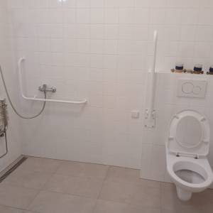 prostorné WC, správně umístěná záchodová mísa